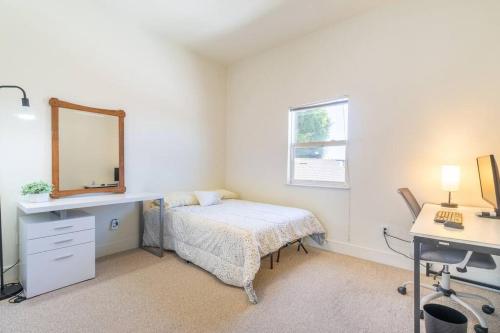 Huge Modern 4 Bedroom Flat w City Views and Deck — 4-Star Luxury Hotel in San Francisco, United States