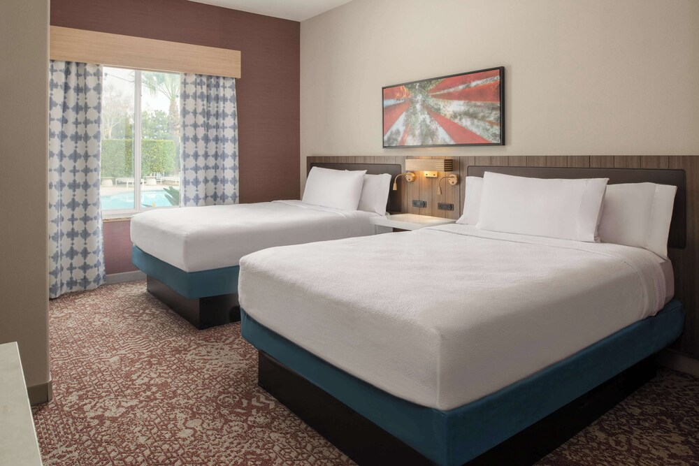 Hilton Garden Inn Fontana - photo 11