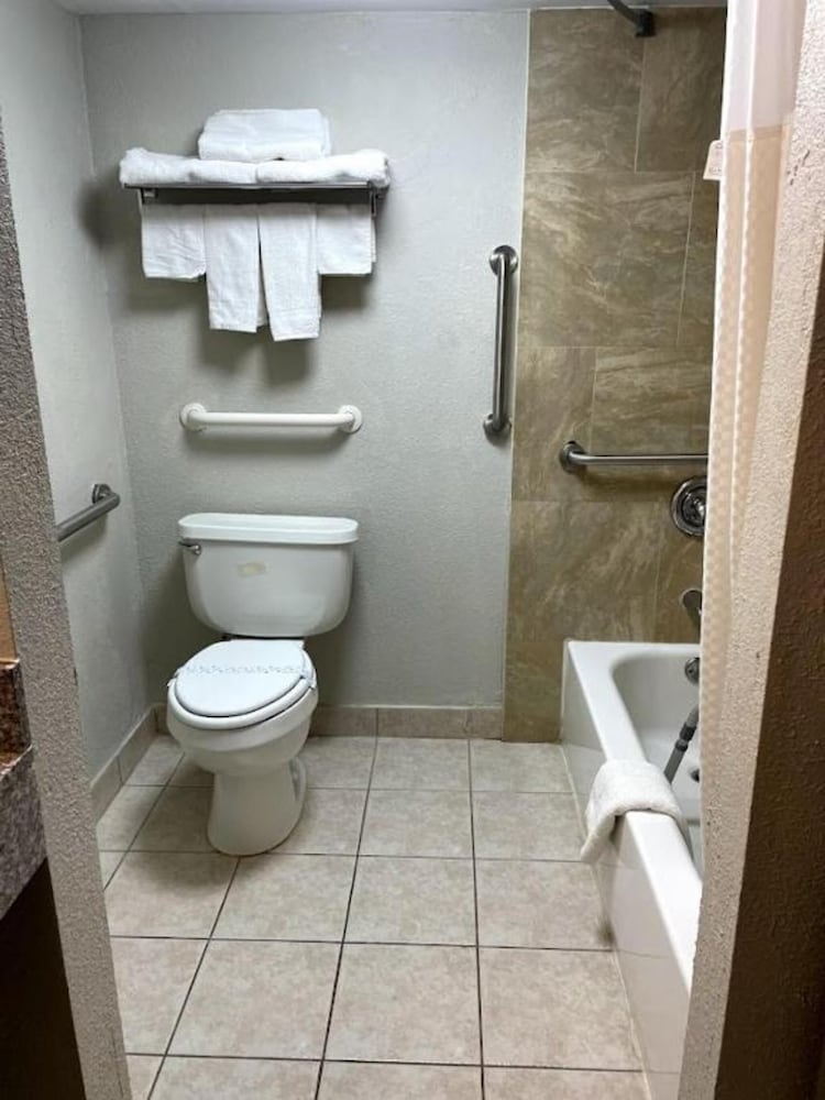 Days Inn by Wyndham Fort Wright Cincinnati Area - photo 34