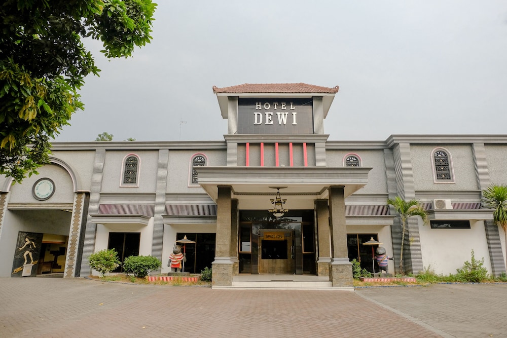 Spot On 1971 Hotel Dewi — hotel in Jombang