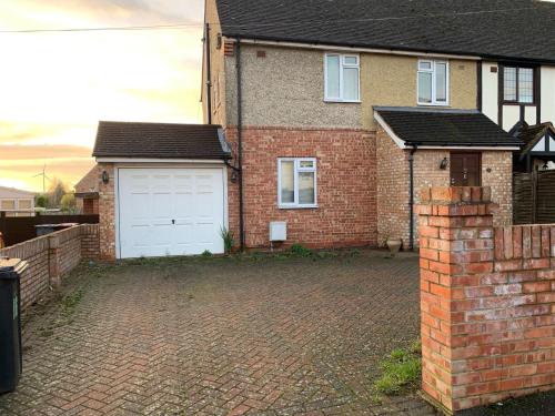 Private Rooms with Shared Bathroom Bus Stop 8 Mins Away - carbon neutral hotel in Earley