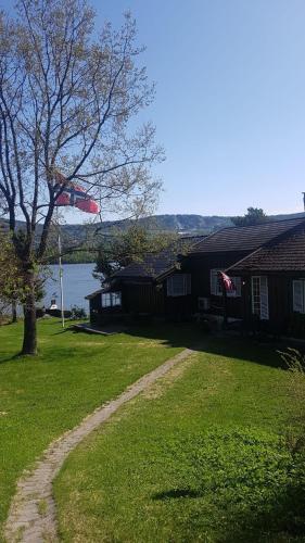 Idyllic Snekkerstuvarpet with its own pier in Lillehammer, Norway
