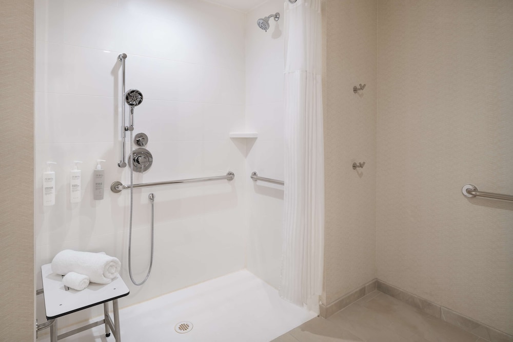Hilton Garden Inn Visalia - photo 19