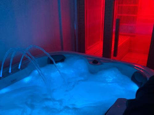 Family Holiday Home with Hot Tub & Sauna Sleeps 8 — 4-Star Luxury Hotel in Brighton, United Kingdom
