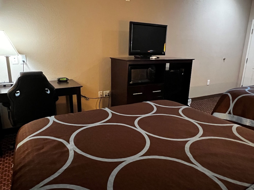 Super 8 by Wyndham Center - photo 21