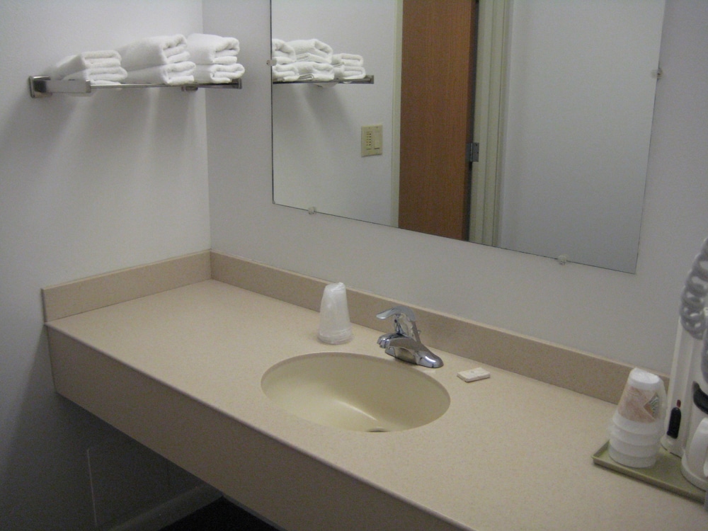 Trade Winds Motel - photo 10