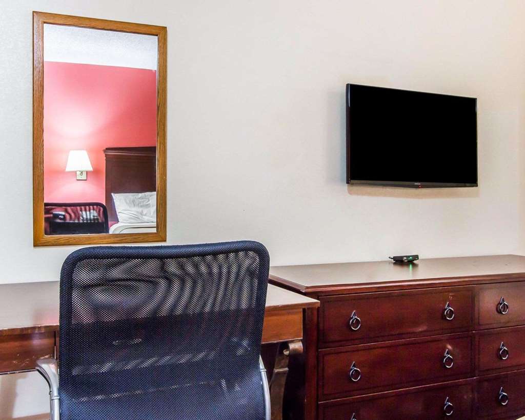Econo Lodge Lanett - photo 17