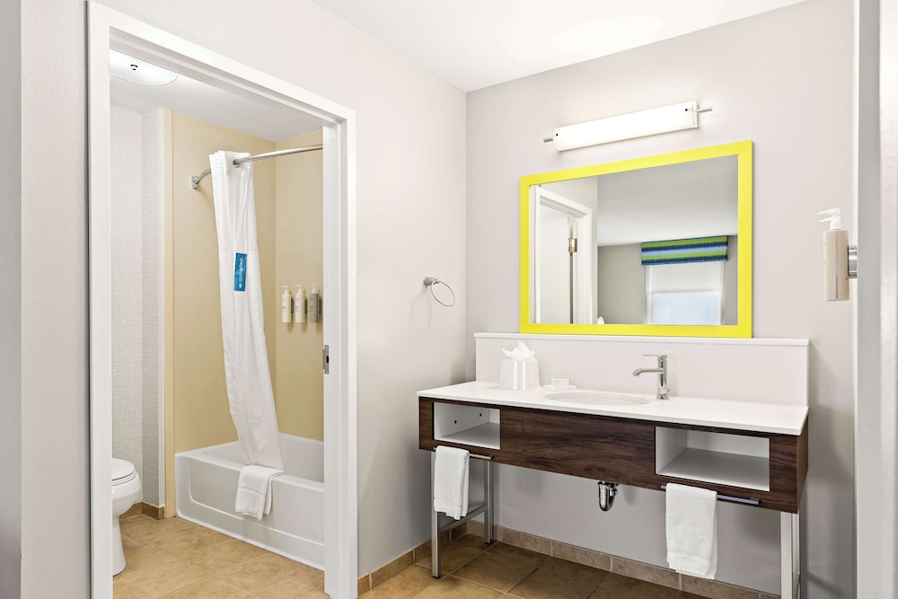 Hampton Inn & Suites Canton - photo 17