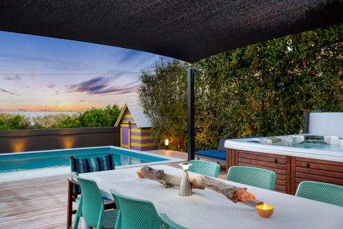 Old Salt Beach House — 4-Star Luxury Hotel in Noosa Heads, Australia