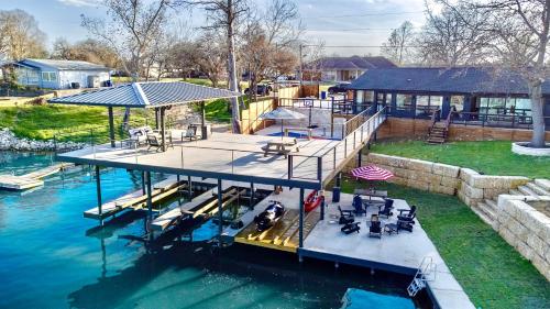 Lakefront Luxury Home in Texas Hill Country With scenic views and loaded with amenities — 4-Star Luxury Hotel in New Braunfels, United States