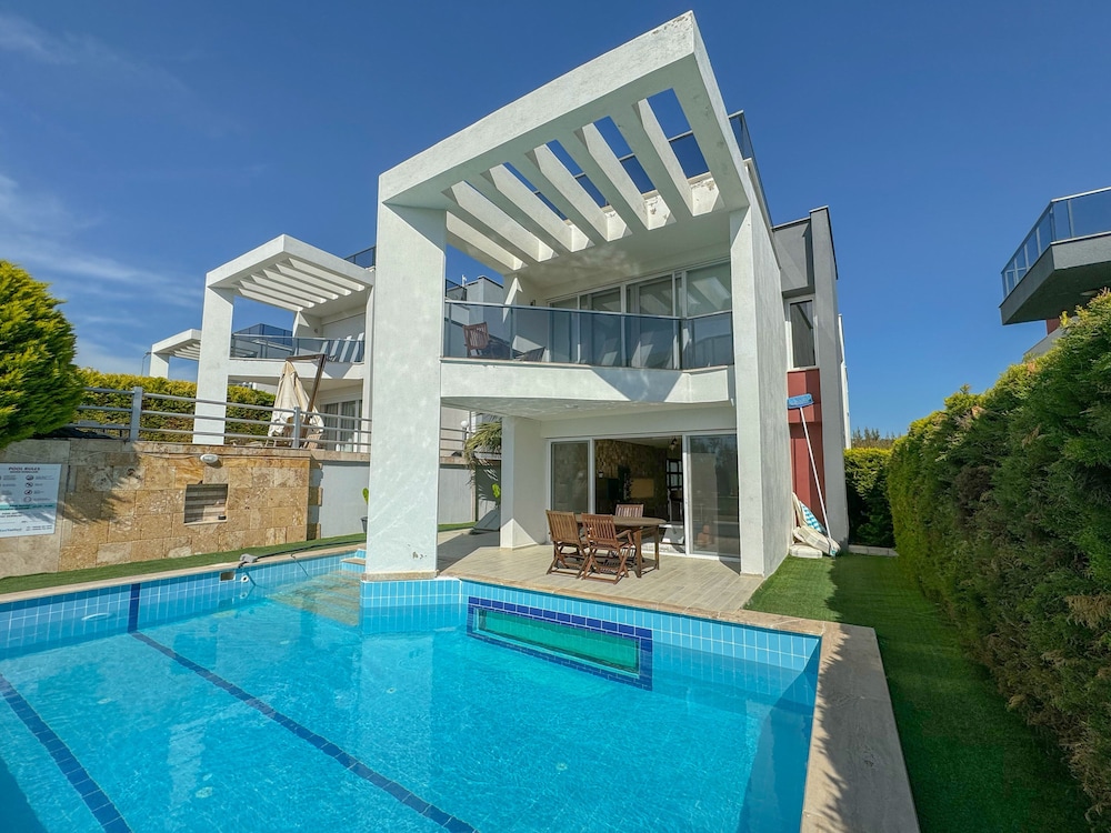 Exclusive Villas — 4-Star Luxury Hotel in Kusadasi, Turkey