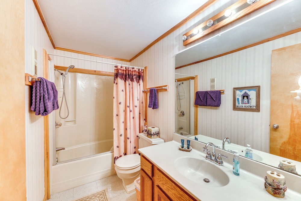 Located in Snowshoe Resort: Townhome w Deck - photo 16