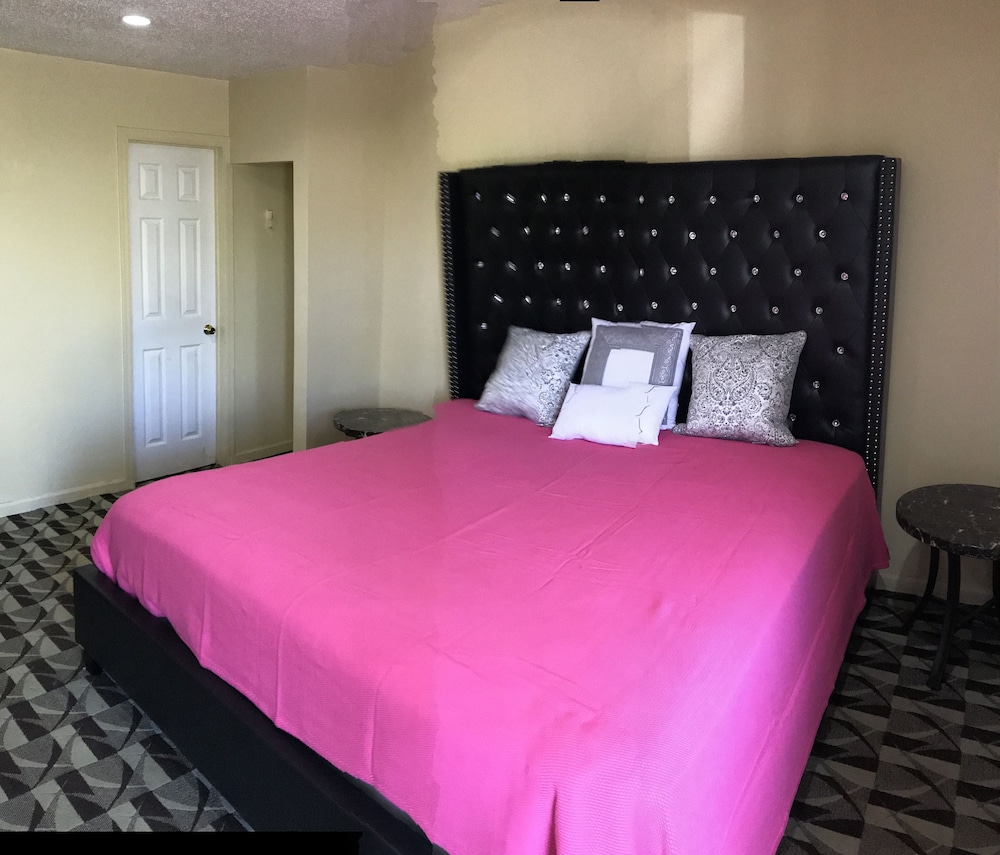 Presidential Inn & Suites - photo 21