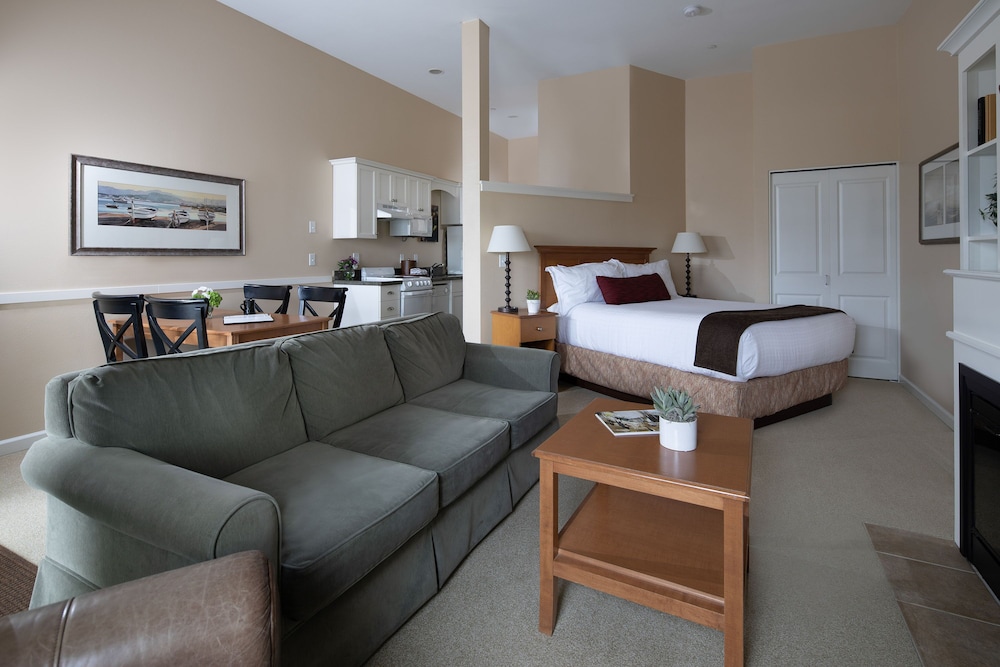 Rivertide Suites Hotel - photo 9