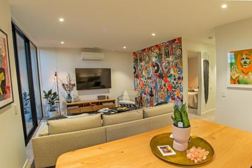 Funk in the City Luxury Laneway Apartment with Single Garage — 4-Star Luxury Hotel in Christchurch, New Zealand