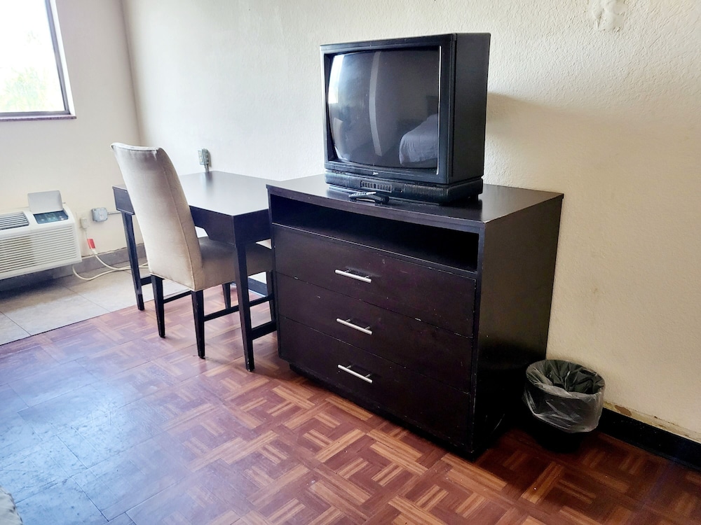 Metro Inn & Suites - photo 13