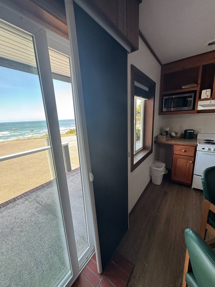 Sunset Oceanfront Lodging - photo 2
