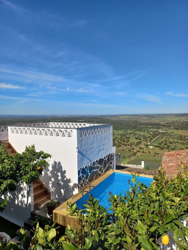 Casa Dona Antonia Turismo Rural Em Monsaraz — 4-Star Luxury Hotel in Reguengos De Monsaraz, Portugal