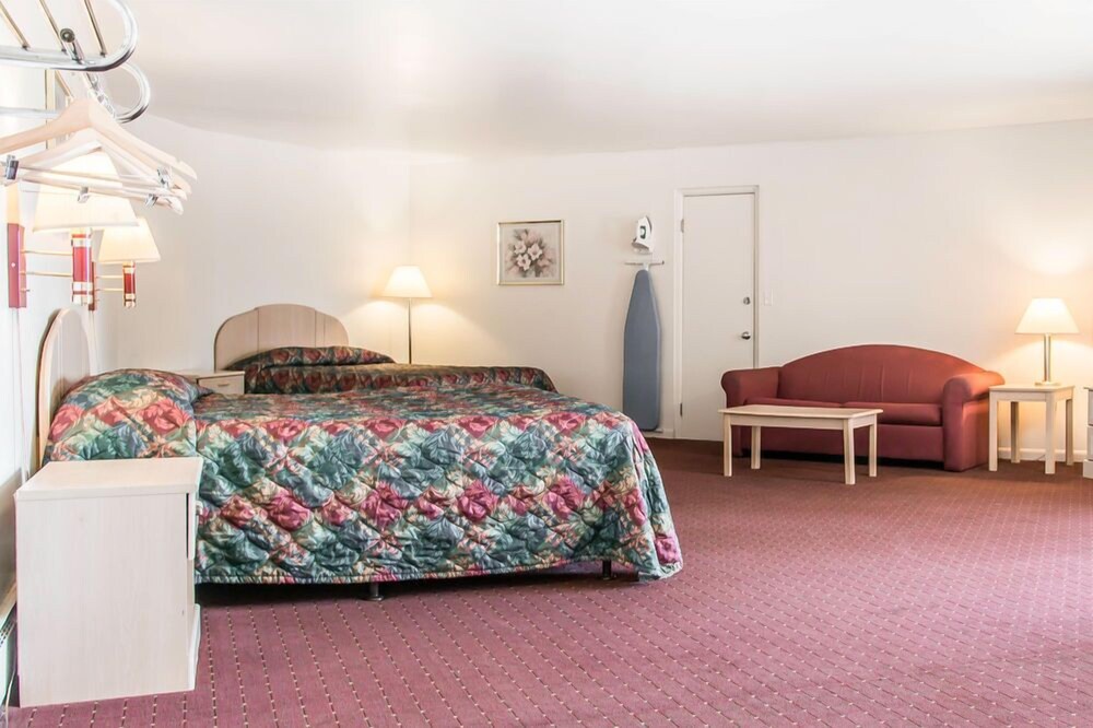 Econo Lodge Central - photo 13
