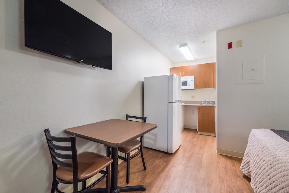 HomeTowne Studios by Red Roof Orlando South - photo 18