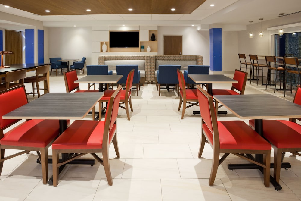 Holiday Inn Express & Suites Des Moines Downtown by IHG - photo 35