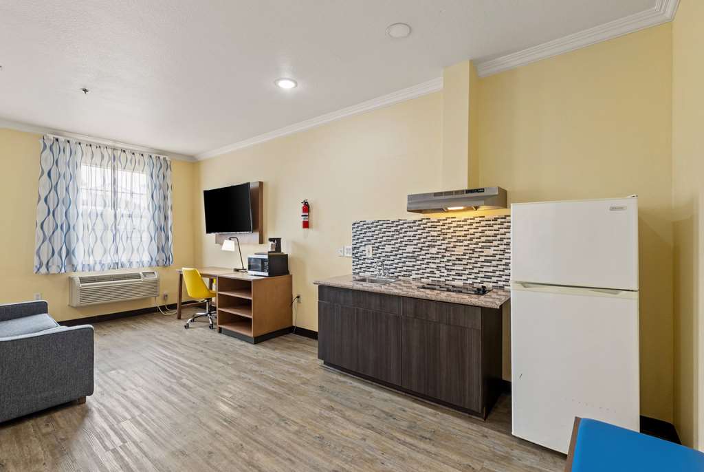 Days Inn & Suites by Wyndham Euless DFW Airport South - photo 46