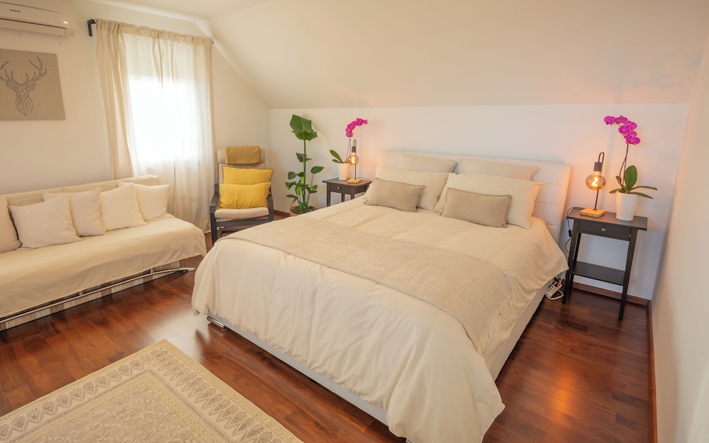Vineyard cottage Jelenov hrib — 4-Star Luxury Hotel in Novo Mesto, Slovenia