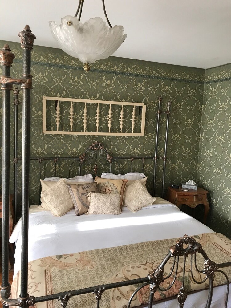 Iron Amethyst Inn Boutique Hotel - photo 3