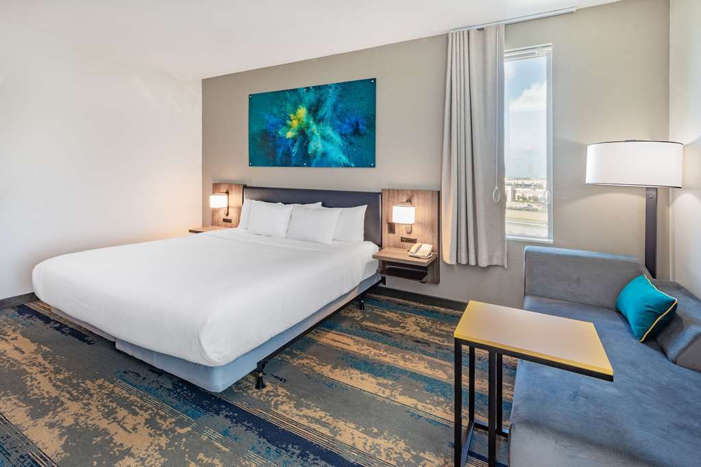 La Quinta Inn & Suites by Wyndham Galveston North at I 45 - photo 19