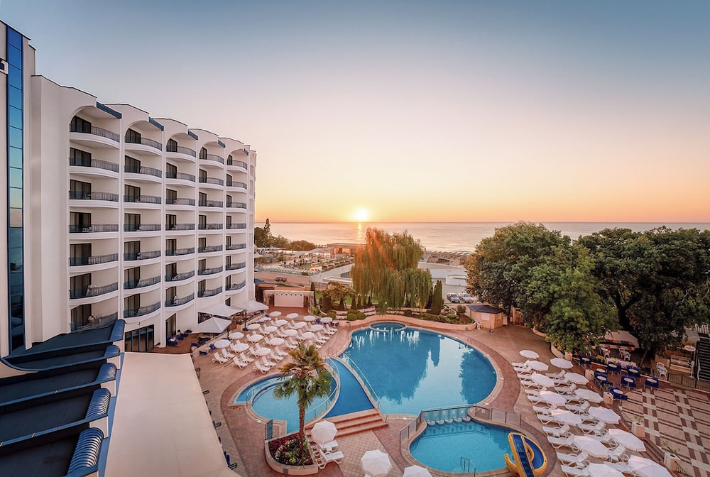Grifid Arabella Hotel Ultra All inclusive & Aquapark — 4-Star Luxury Hotel in Zlatni Pyasatsi, Bulgaria