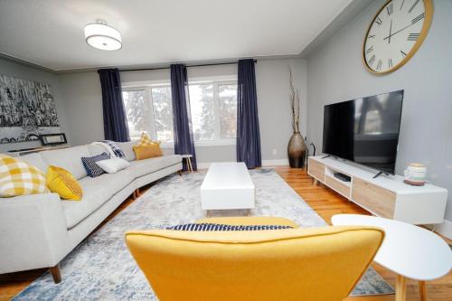 Cozy 3 Bedroom Contemporary Home With Free Parking — 4-Star Luxury Hotel in Edmonton, Canada