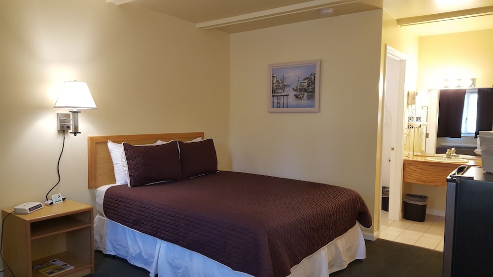 Captain's Quarters Motel - photo 9