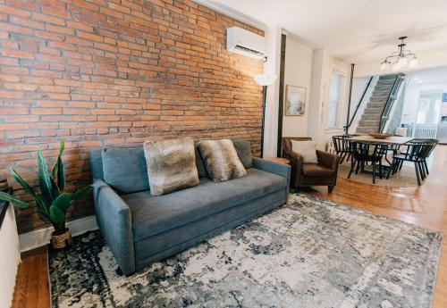 Comfy renovated townhome heart of Downtown Lancaster in Lancaster, United States