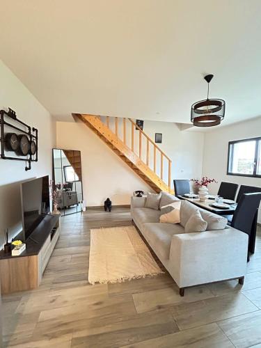 Duplex Parking Gratuit Prive 5min Centre Auxerre — hotel in Moneteau
