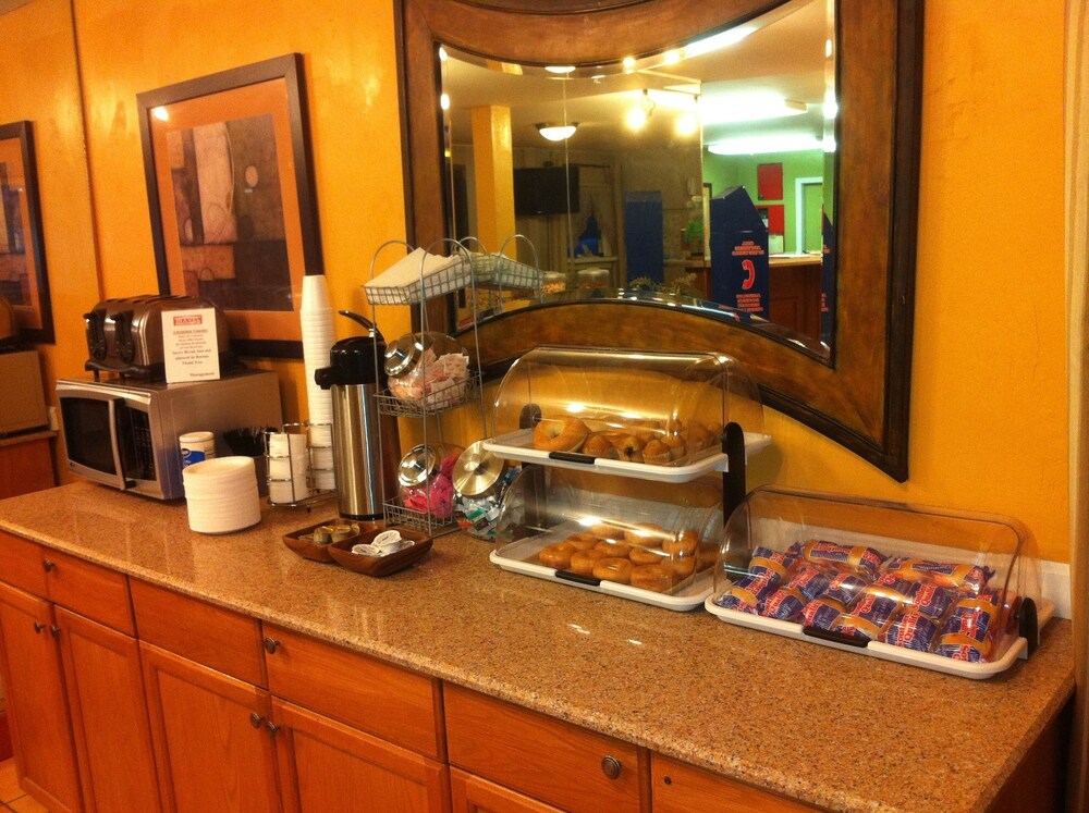 Rodeway Inn Alexandria - photo 35