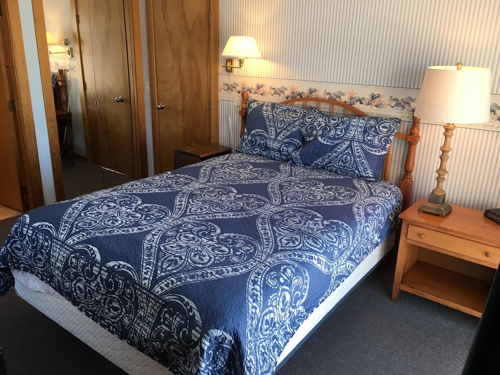 East Harbour Motel and Cottages - photo 14