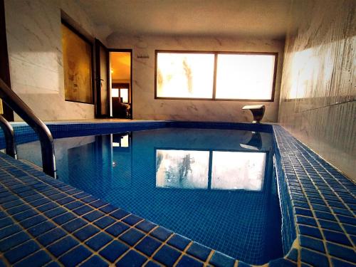 El Aprisco con piscina climatizada en Hueva Guadalajara pet-friendly hotel Hueva