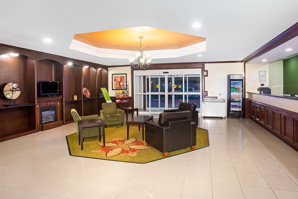 La Quinta Inn & Suites by Wyndham Columbus TX - photo 9