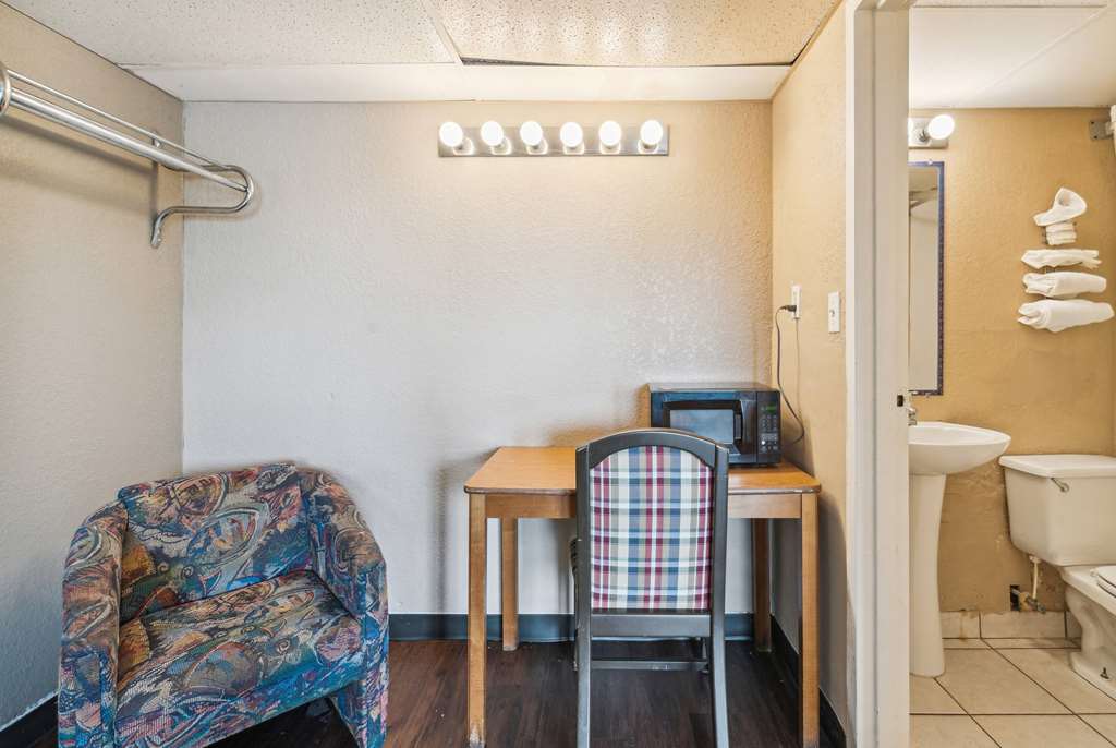 Super 8 by Wyndham Millbury Toledo - photo 22