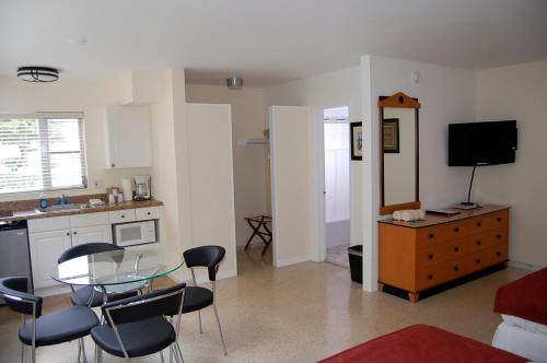 Alcazar Resort Gay Mens Resort - photo 8