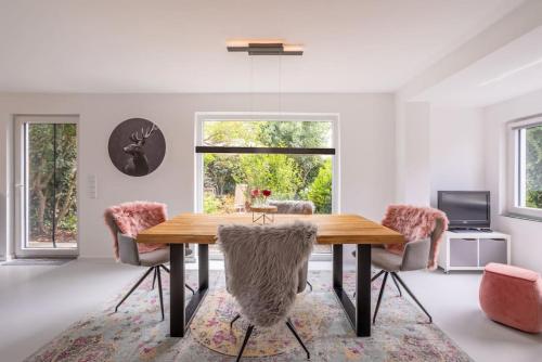 Adenauer Zwölf Das 5 Sterne Ferienhaus mit Sauna und Garten am Eifelsteig — hotel in Kerpen