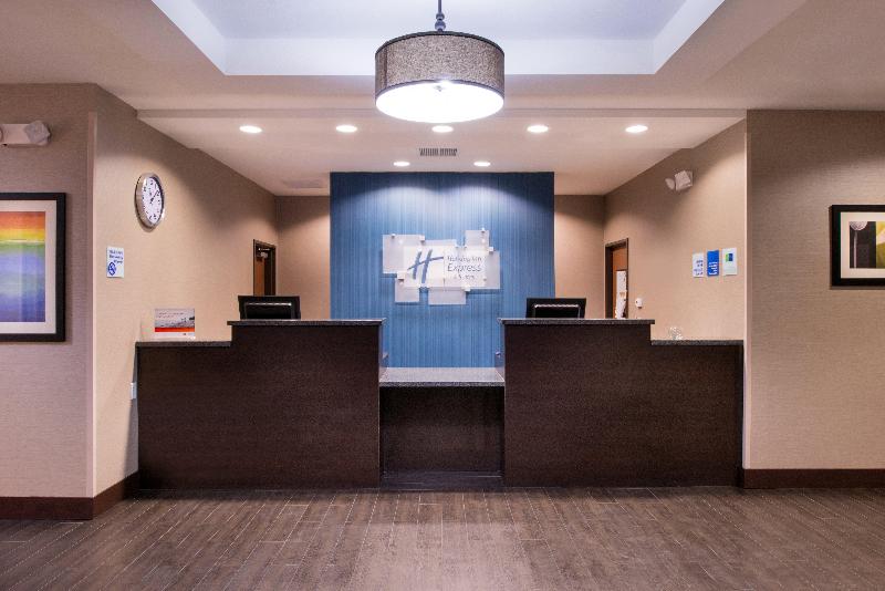 Holiday Inn Express & Suites Bakersfield Airport by IHG - photo 4