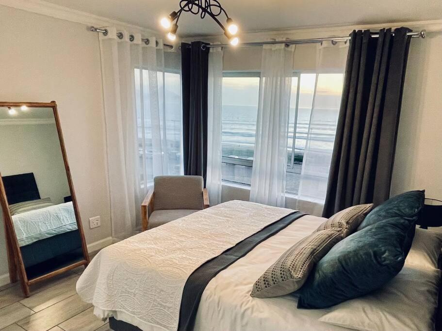 Luxurious 2 bedroom beach apartment with a view