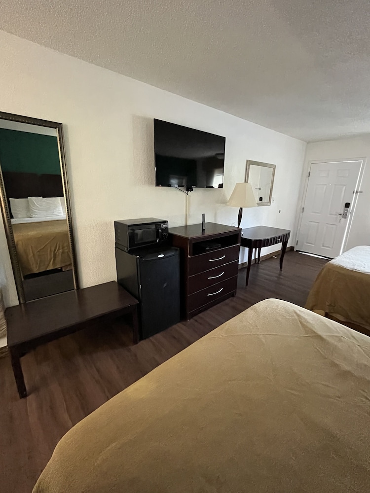 Pine Tree Inn - photo 8