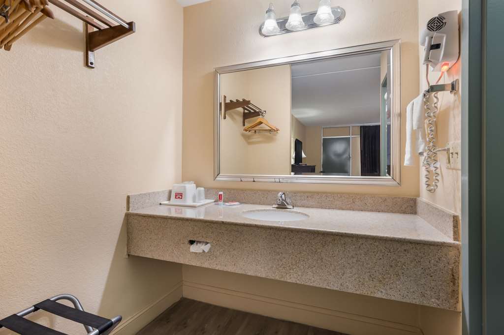 Econo Lodge Cullman South - photo 17