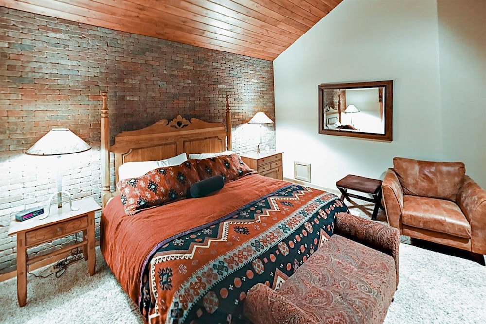 Family friendly 3 Bedroom Vacation Rental in West Keystone Resort Along the Snake River With Pool and Hot Tub - photo 35