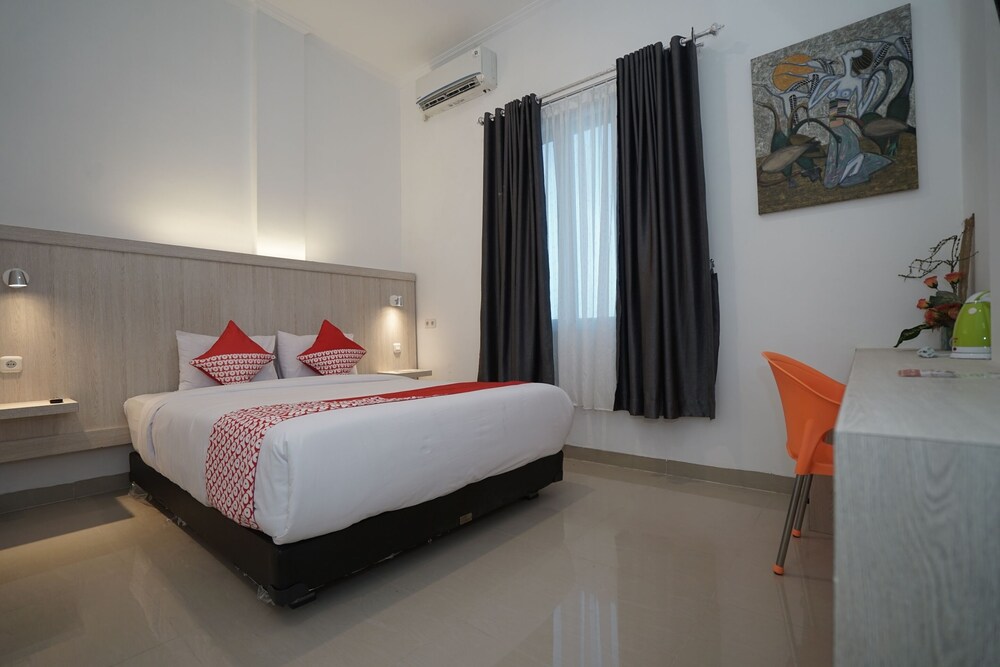 Sans Hotel Max To U Palembang — hotel near Sultan Mahmud Badaruddin II Airport