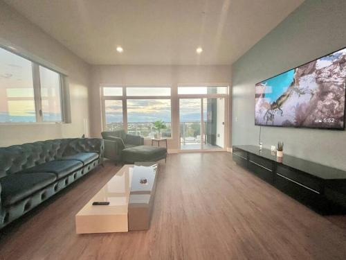 Luxe Corner Penthouse 1BR Condo on Sunset — 4-Star Luxury Hotel in Los Angeles, United States