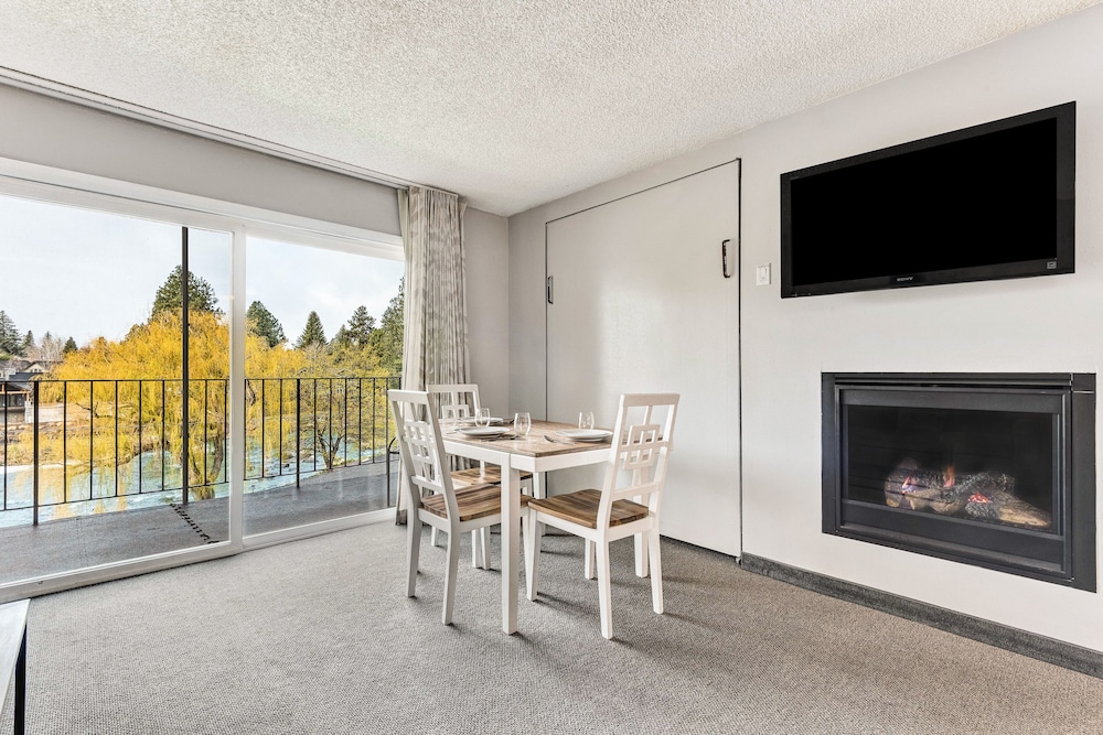 Bend Riverside Inn & Suites - photo 54