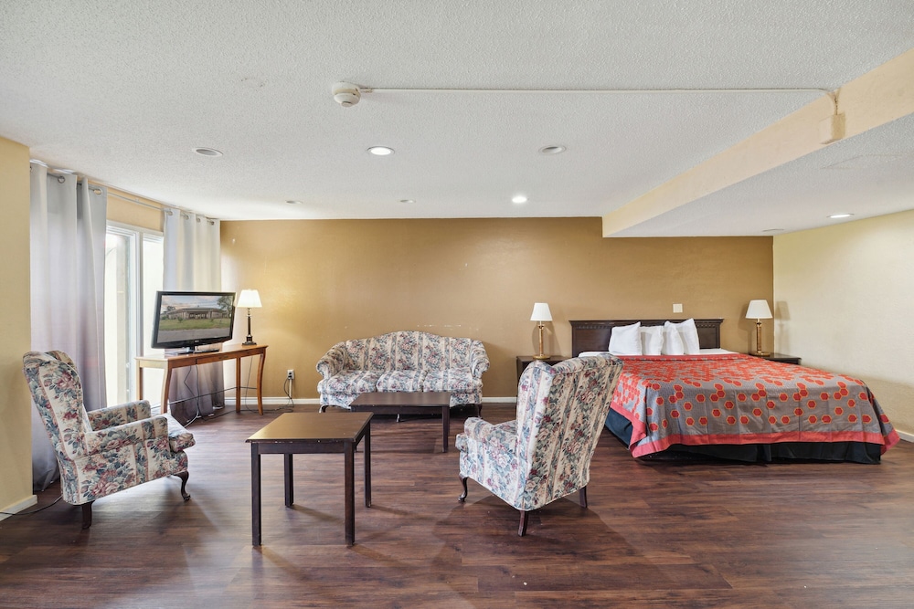 Days Inn by Wyndham Toledo - photo 16